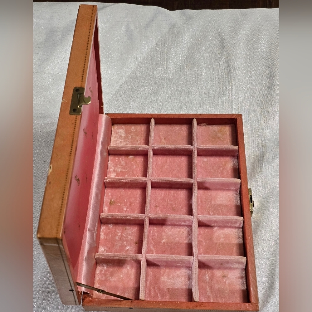 Vintage Mele MCM Salmon Pink Vinyl Exterior Jewelry Box - Picture 6 of 15